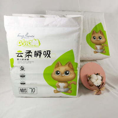 부직포 버릴 수 있는 아기는 PE 백시트로 기저귀를 채웁니다