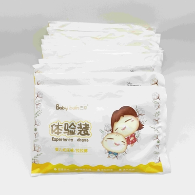 아기 기저귀는 바지 위로 쉽게 웨어 일회용 아기 기저귀를 당깁니다