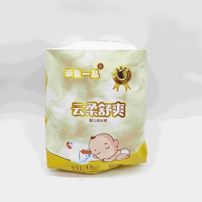 아기 기저귀는 바지 위로 쉽게 웨어 일회용 아기 기저귀를 당깁니다